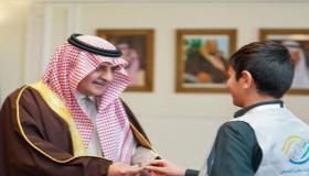 أمير تبوك يهدي قلمه الخاص لأصغر متطوع في اليوم العالمي للتطوع