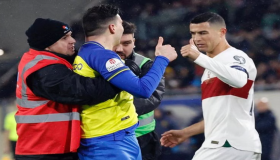 مشجع قميص النصر ينزل أرض الملعب لمصافحة الدون في لقاء البرتغال مع لوكسمبورج